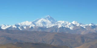 在一个阳光明媚的日子里，从古瓦拉山口刮大风的珠穆朗玛峰的壮观镜头。