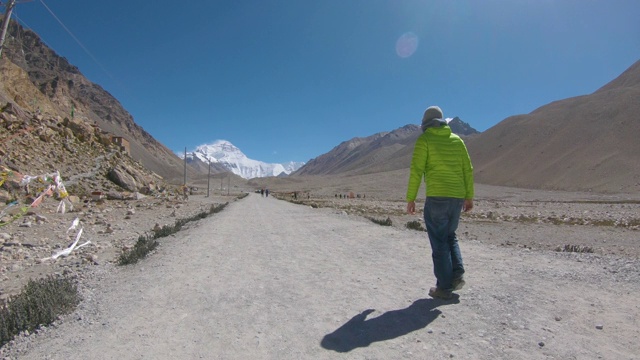 镜头光晕:男性旅行者开始向雪山珠穆朗玛峰的长途跋涉。