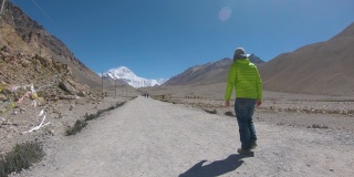 镜头光晕:男性旅行者开始向雪山珠穆朗玛峰的长途跋涉。