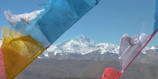 近距离拍摄，景深:雄伟的珠穆朗玛峰耸立在令人惊叹的西藏景观之上。