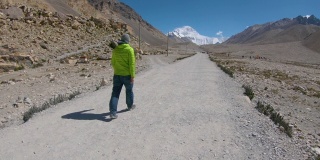 拷贝空间:男性旅行者开始向雪山珠穆朗玛峰的长途跋涉。