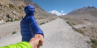 POV:女人牵着你的手，引领你沿着通往珠穆朗玛峰的道路。