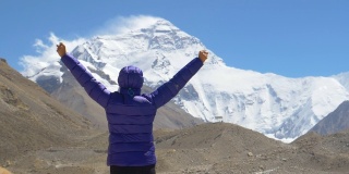 近距离观察:登山者在观察珠穆朗玛峰时成功地伸出双臂。