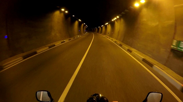 摩托车自驾游，走向冒险，穿越黑暗幽暗的隧道，视角，视角，个人视角，旅行理念