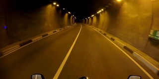 摩托车自驾游，走向冒险，穿越黑暗幽暗的隧道，视角，视角，个人视角，旅行理念