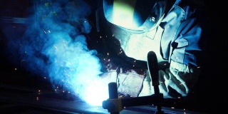 在工厂从事氩弧焊的专业焊工。焊接技术人员