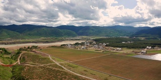 鸟瞰图香格里拉郊区，云南，中国