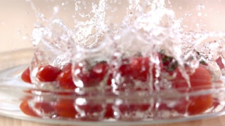 慢动作蛋糕上的樱桃(番茄)视频素材模板下载
