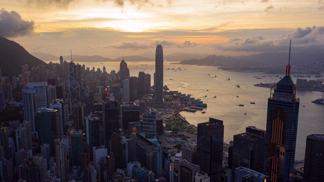 黄昏时分，维多利亚港中区及香港海滨的航拍照片