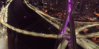 Estaiada的大桥夜景鸟瞰图。巴西圣保罗。商务中心。金融中心。伟大的景观。著名的保罗斜拉桥São。城市的地标。晚上的风景。