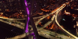 Estaiada的大桥夜景鸟瞰图。巴西圣保罗。商务中心。金融中心。伟大的景观。著名的保罗斜拉桥São。城市的地标。晚上的风景。