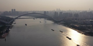 上海黄浦江上的交通