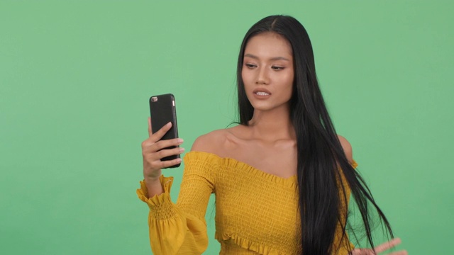 亚洲美女自拍与智能手机。美丽、时尚和社交媒体的概念。