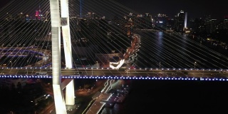 黄浦江上南浦大桥上的汽车鸟瞰图