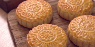 为庆祝中国传统的中秋节，在木制托盘上烘焙的粤式月饼糕点。