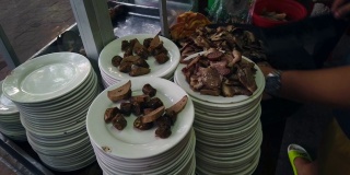在越南出售的煮狗肉