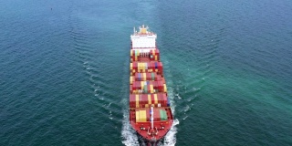 4k，鸟瞰图集装箱船运载集装箱进出口业务，国际集装箱船在远洋物流运输。