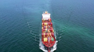4k，鸟瞰图集装箱船运载集装箱进出口业务，国际集装箱船在远洋物流运输。视频素材模板下载