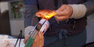 在鱼街食品市场用丁烷火焰烧蟹肉