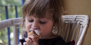 两岁的小女孩在舔冰淇淋