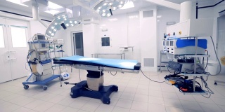 设备齐全的手术室的全貌。医疗技术的概念。