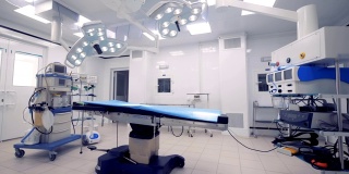 宽敞的手术室，设备很多，里面没人。技术先进的手术室，没有人
