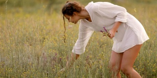 自然美少女在户外采花享受自由的理念