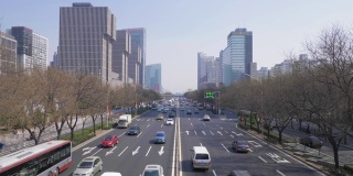 晴朗的一天，中国北京的中央商务区。摩天大楼和高速公路上的汽车交通