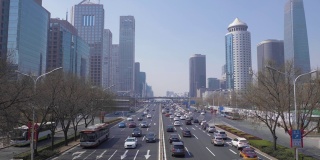 晴朗的一天，中国北京的中央商务区。摩天大楼和路上的汽车交通