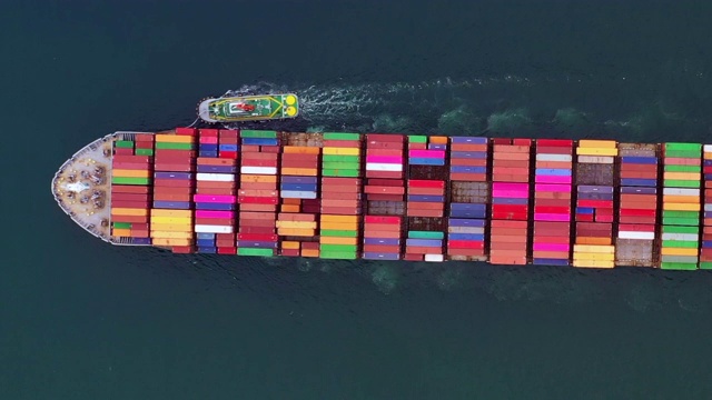 4k，鸟瞰图集装箱船运载集装箱进出口业务，国际集装箱船在远洋物流运输。