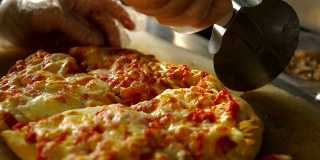 厨师用切披萨的专用刀把披萨切成几片。100帧/秒