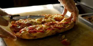 厨师用切披萨的专用刀把披萨切成几片。100帧/秒