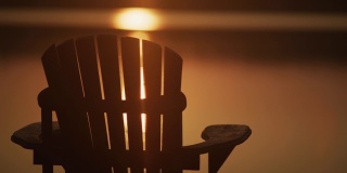 马斯科卡椅在湖上日出或日落。开始还是有运动。
