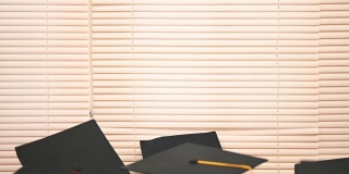黑色毕业生的帽子和桌子上的书