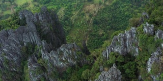 从上面俯瞰，Vang Vieng一组令人惊叹的石灰岩山脉。万荣是老挝万象省的一个旅游小镇。