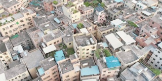 无人机低飞在建筑密集地区的屋顶上