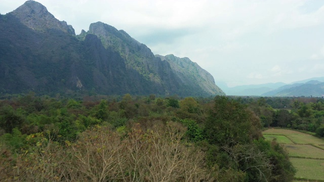 从上面俯瞰，Vang Vieng一组令人惊叹的石灰岩山脉。万荣是老挝万象省的一个旅游小镇。