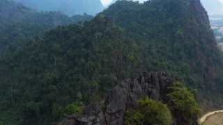 从上面俯瞰，Vang Vieng一组令人惊叹的石灰岩山脉。万荣是老挝万象省的一个旅游小镇。视频素材模板下载