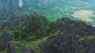 从上面俯瞰，Vang Vieng一组令人惊叹的石灰岩山脉。万荣是老挝万象省的一个旅游小镇。视频素材模板下载