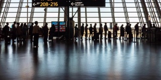 4K时间推移的人群乘客和游客步行和奔跑在高峰时间在浦东国际机场航站楼，中国上海，旅游和交通的概念