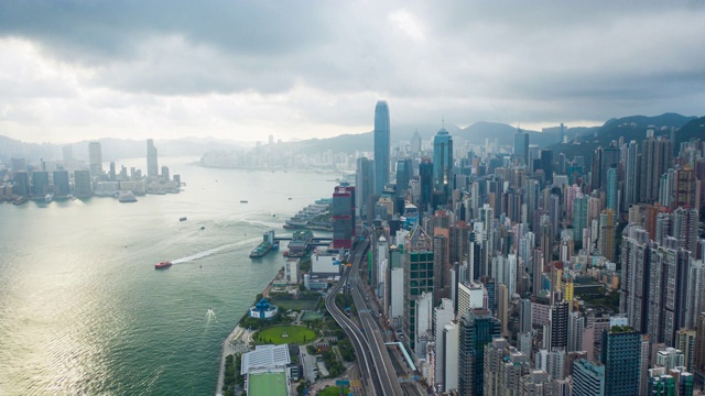 香港维多利亚港及海旁中区建筑物外观的高空摄影