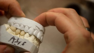 牙科技术员正在制作假牙视频素材模板下载