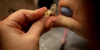 牙科技术员制作牙齿