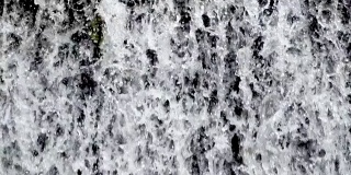 自然水瀑布。