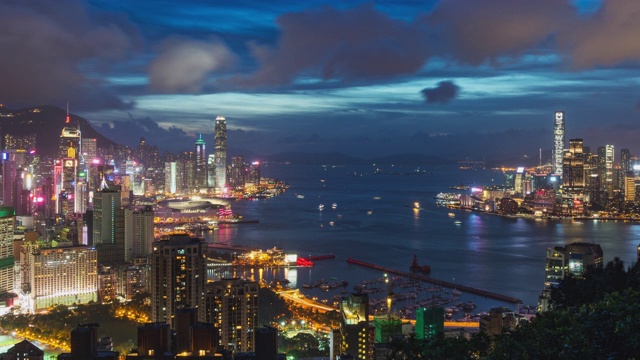 从红香炉山顶，4K DCI白天到晚上的时间拍摄香港岛、维多利亚港和九龙城的景观或城市景观。亚洲旅游目的地概念。平移相机