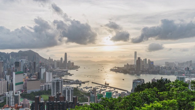 从红香炉山顶，4K DCI白天到晚上的时间拍摄香港岛、维多利亚港和九龙城的景观或城市景观。亚洲旅游目的地或亚洲旅游概念
