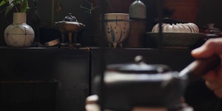 中国传统的金属茶壶在一个陶炉上烧开茶道的水。特写镜头4 k。