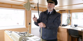 船上的船长正在设置无线电通讯，通过发射机说。