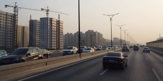 日出时分，中国杭州市区高速公路正在建设中