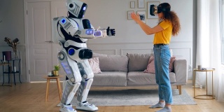 当女人戴着虚拟现实眼镜时，机器人会模仿女人的动作。机器人和人类的概念。